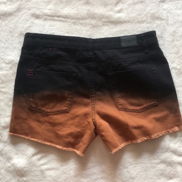 UO Freja Embellished Mid-Rise Denim Cutoff Short - Picture 4 of 6